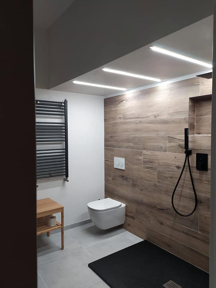 Faretti lineari a LED installati nel soffitto di un bagno