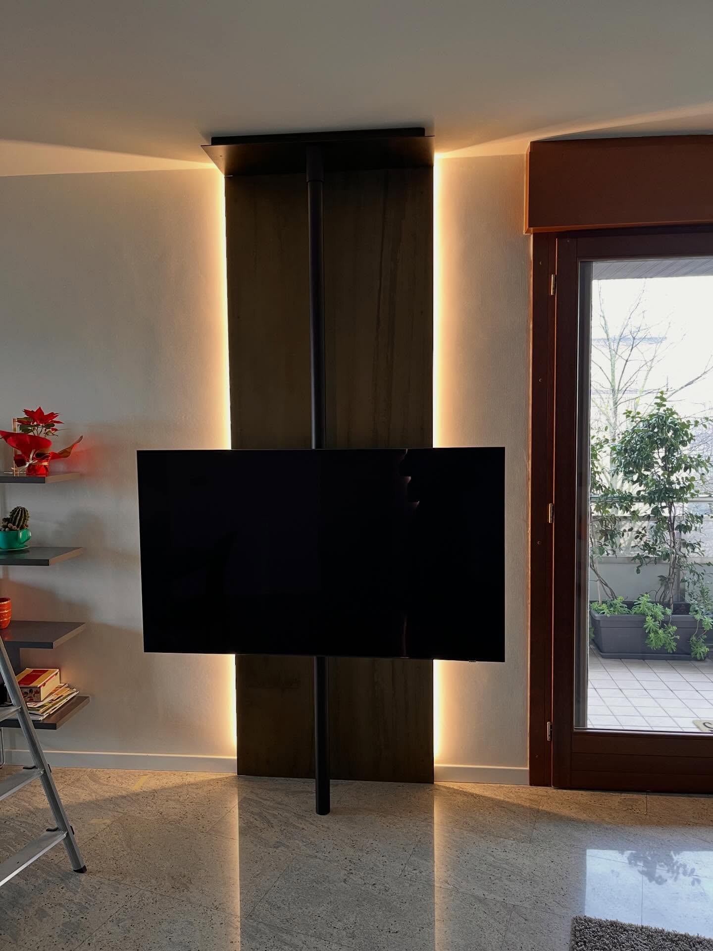 Parete TV con illuminazione perimetrale a LED