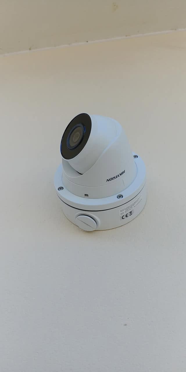 Telecamera di videosorveglianza installata a parete