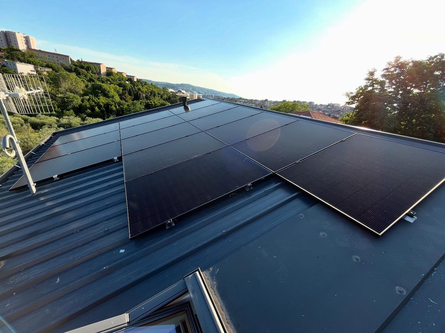 Pannelli fotovoltaici installati su un tetto a Trieste