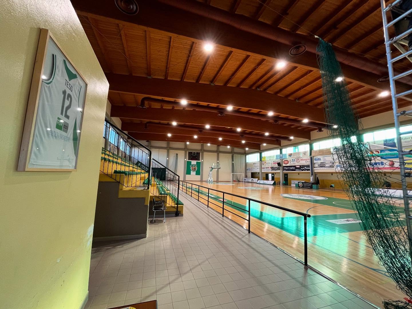 Nuova illuminazione a soffitto di un palazzetto dello sport